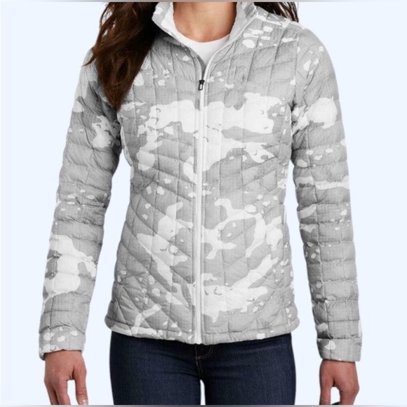 The North Face Gray and White Quilted
Thermoball Eco Jacket, size XL - Picture 1 of 15